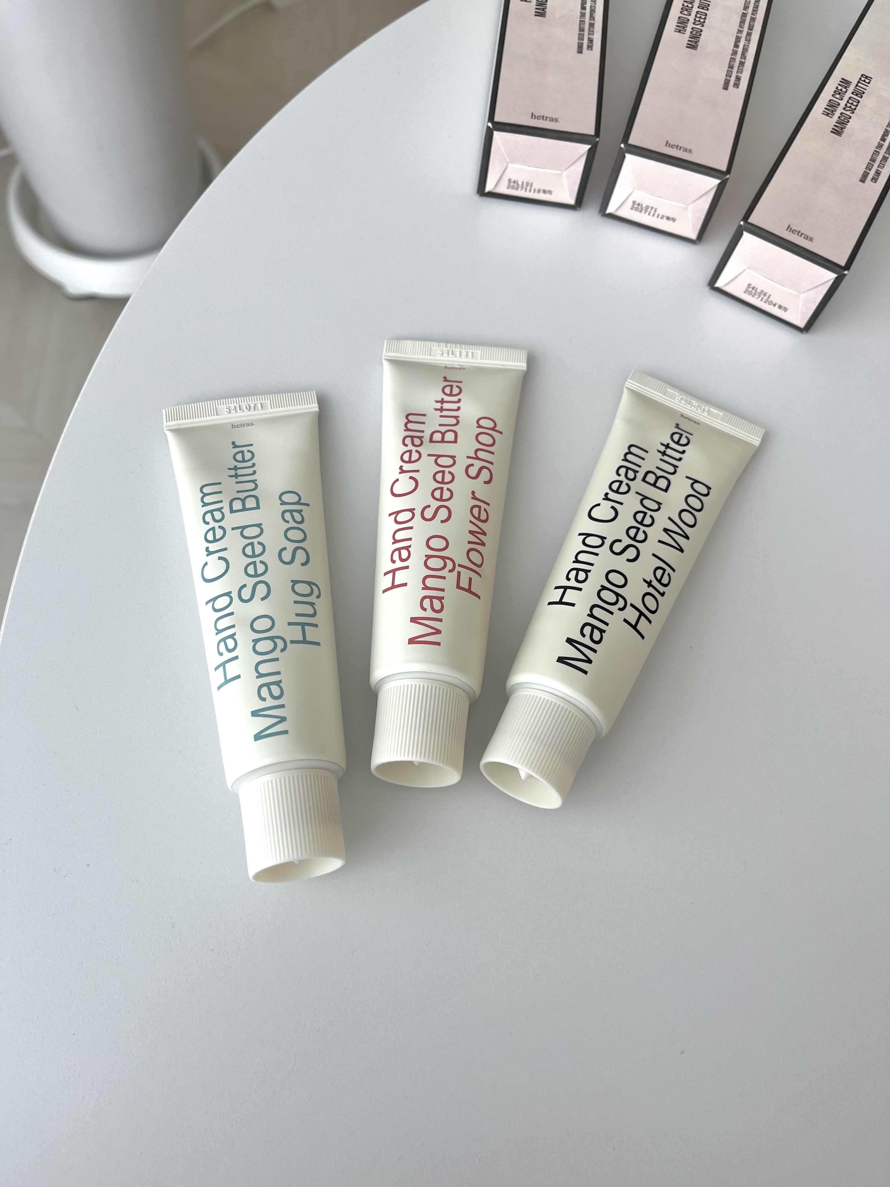 hetras
ヘトラス マンゴーシードバター パフューム ハンドクリーム


韓国の大人気デュフューザー
hetras(ヘトラス)のハンドクリーム💐

保湿感がしっかりあるのに、ベタつかず、更にいい香りが漂う…♡

香水感がなく、ほのかに