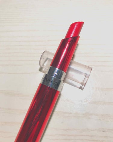 REVLON／ウルトラHDジェルリップカラー
#750 ／¥1300税抜
.
綺麗ーーーーな赤です💄
これぞ赤リップと言わんばかりのツヤのあるレッドになってます。マット感はゼロ❌
私は夏に、シンプルなT