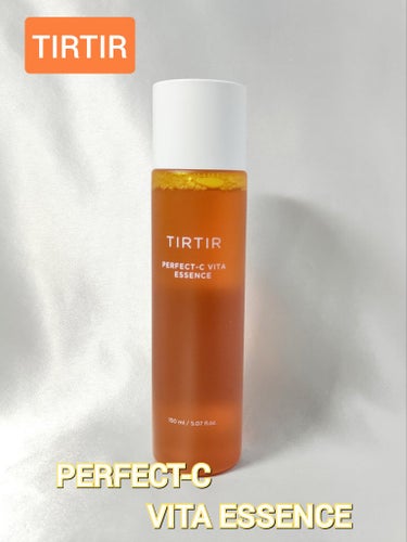 ●TIRTIR ティルティル　PERFECT-C VITA ESSENCE　パーフェクトシー ビタ エッセンス

150mL　¥2,200（税込）




純ビタミンC・ビタミンE・8種のヒアルロン酸配合

肌の土台を整え、しっとりとした肌に


ベタつかないしっとりウォータータイプのテクスチャー


すっと馴染んで透き通るような肌に




アンプルマスクと同じく香料っぽい香りがします。

例えるならレモンティーのようなフレーバーティーっぽい香り🍋？


とろみはあまり感じないものの肌に乗せるとしっとり。

なのに少し時間が経つとスベスベになるので重くないです。


使い心地がいいからか減りがかなり早い気がします。


ビタミンが入っていても肌にしみず、肌荒れも赤くなりませんでした。

A反応の皮剥け部分に使っても痛くなかったです🙆‍♀️✨



液が結構しっかりオレンジ色がかっているので、拭き取り化粧水で肌を拭いた時にコットンが茶色っぽくなって少し驚きました。

見た感じ肌に色がついているようには見えないからいいのかな🤔


冬に買っていた商品でしたが、ビタミンが入っているので使うのにちょうど良い季節だったかも。

また機会があればリピしてみたいと思います。の画像 その0