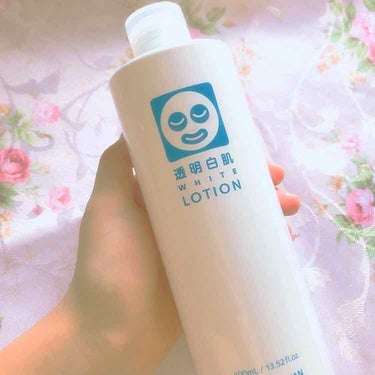 夏の美白のために購入です✨
。
・400ml 
・1200円 (税抜)
・Made in Japan
・化粧水
。
もともと色素は薄いのですが
日にさらされて赤くなってシミやホクロ
が増えやすい体質なの