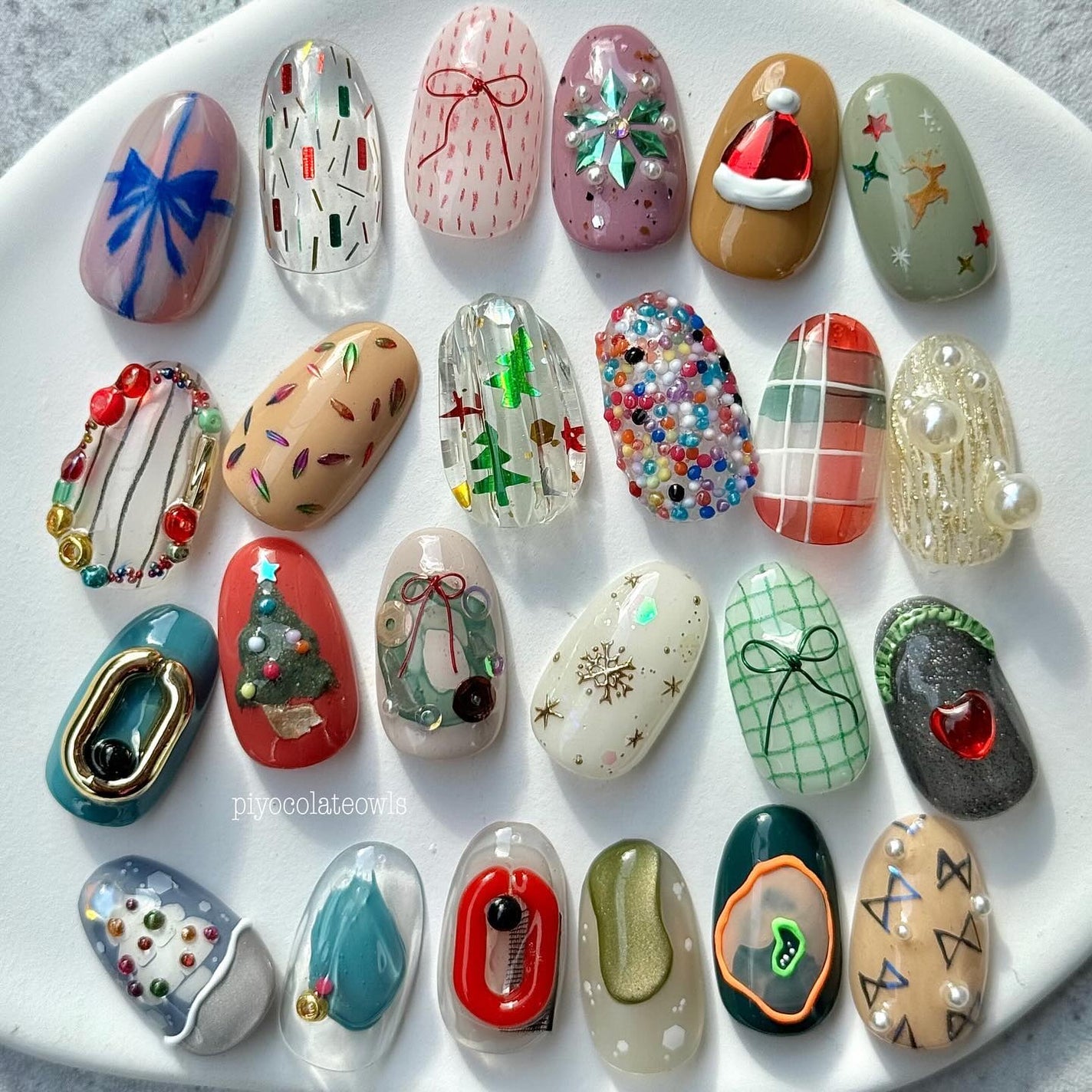 ぴよこれいと あうるす on LIPS 「画面いっぱいのクリスマスネイルチップ🧑🎄🎄@seinen.b..」(4枚目)