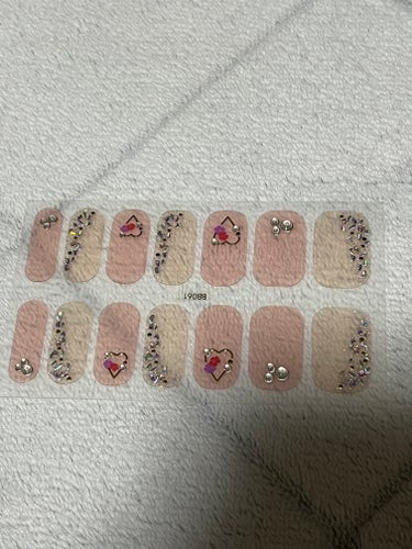 ネイルシール💅

貼るだけで簡単♡
シールとは思えないくらいの仕上がり‼︎

色々なデザインがあるので、気分や季節によって貼り替えできるので、ネイルに行くより全然安い🌼