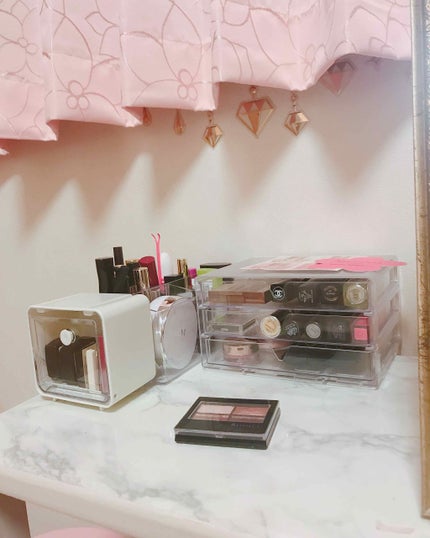 ミキティ on LIPS 「私がいつもメイクしてる机の上です!ケースはすべてダイソー🙌🏼安..」(1枚目)