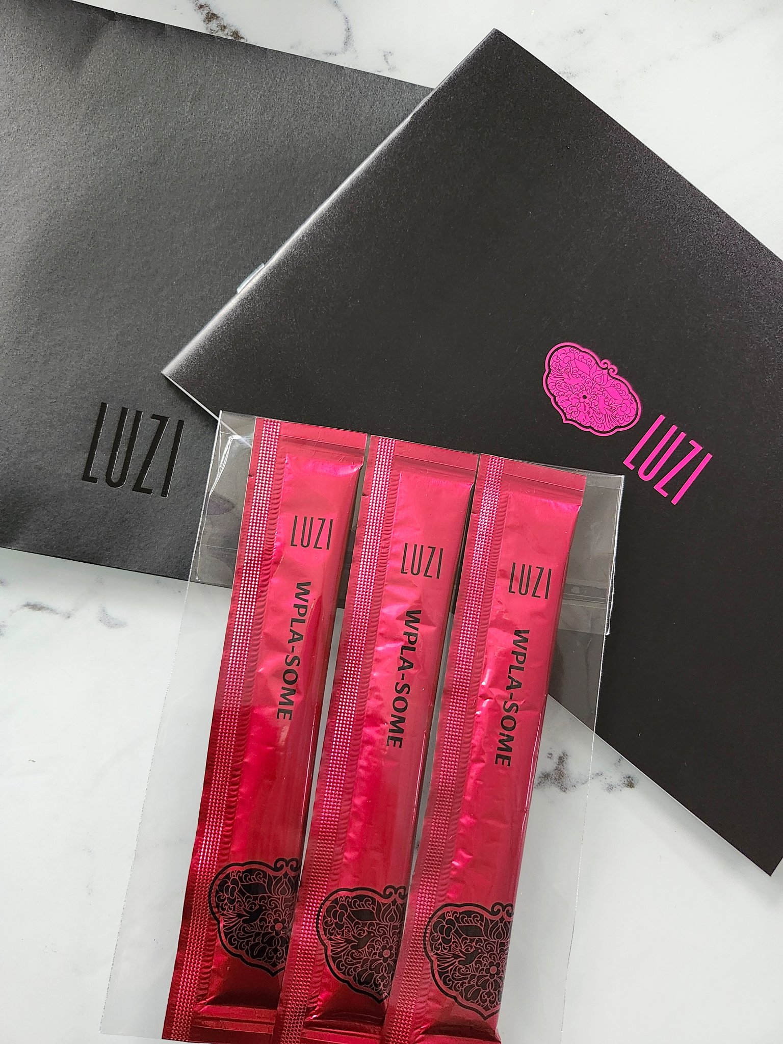 LUZI　ダブルプラソーム

お試しで頂きました

何よりもパッケージが可愛い♡
持ってるだけでおしゃれさん♡

持ち運びに便利なサイズ手軽にちゅるんと食べれます。

お味は
クランベリーかな？と感じましたがカシスのお味のようです。
甘すぎ