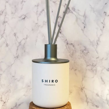 SHIRO ホワイトティー ルームフレグランスのクチコミ「SHIRO　フレグランスディフューザー　ホワイトティー🥰

容器はシンプルでスッキリした形🥰
.....」（1枚目）