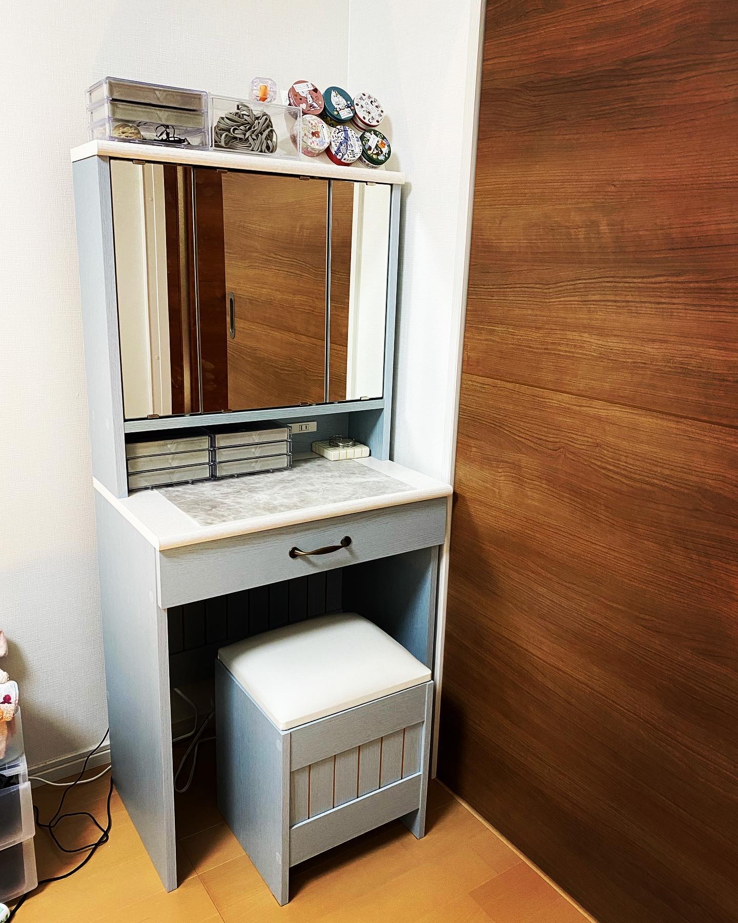 ちょうど一年前にドレッサーを買ってもらいました。

鏡裏収納と引き出しのおかげで、前使ってたテーブルよりもスリムなのに広く使えてます。

引っ越す前(実家)ではチェストの上に鏡を置いて、そこでメイクをしていたり、
結婚したあとに初めて実家を