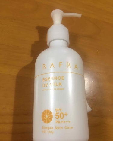 RAFRA エッセンスUVミルクのクチコミ「🍊ラフラ エッセンスUVミルク🍊

SPF50+ PA++++
顔・からだ用 180ｇ
ウォ.....」（2枚目）