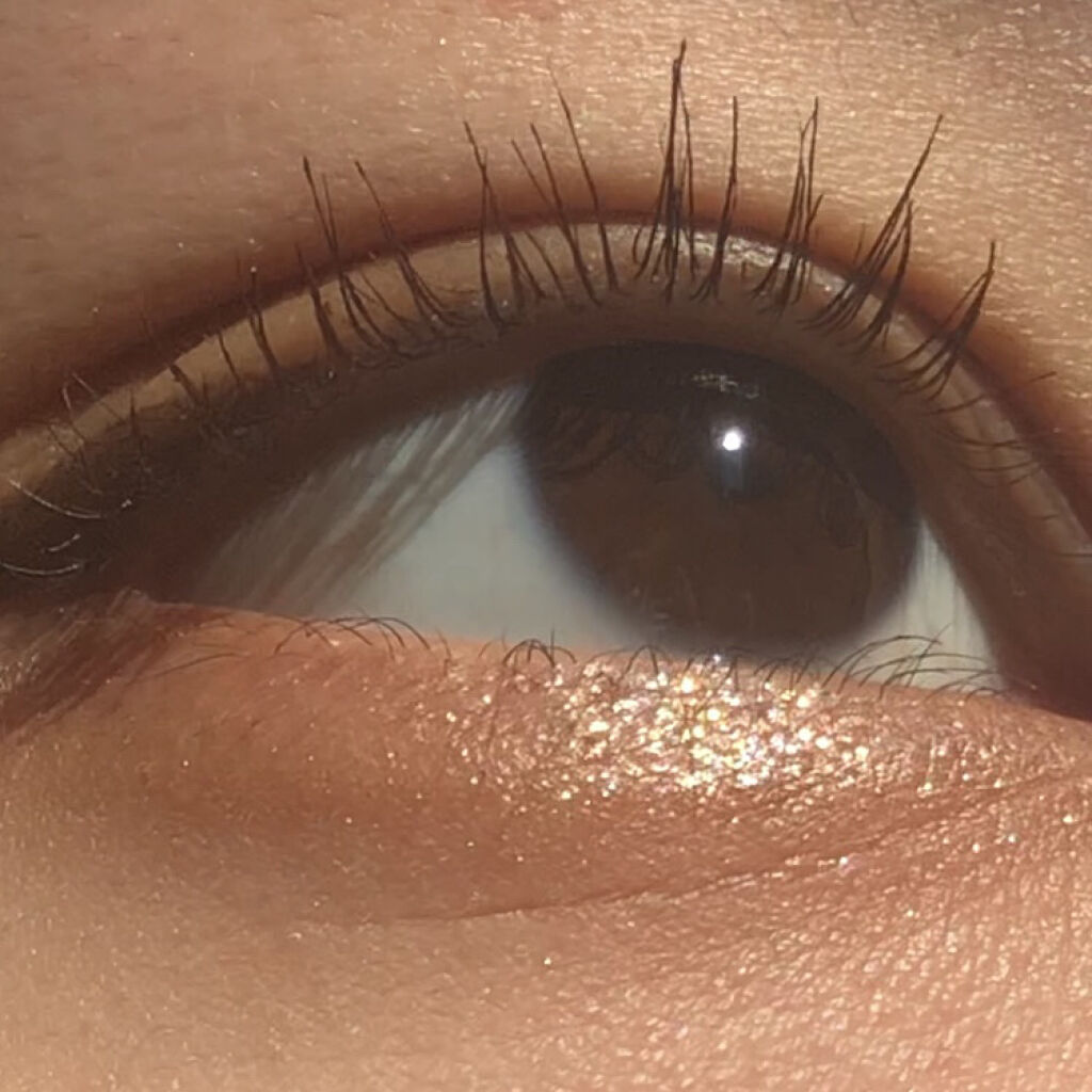 最近のアイメイク紹介🕊💫

Diorバックステージを使ったアイメイク🤎

❶茶色の単色カラーで瞼と涙袋を囲う
❷涙袋にラメスティックでラメをのせる
❸3ceのラメを目尻から黒目下にのせる
❹アイライン、マスカラ
