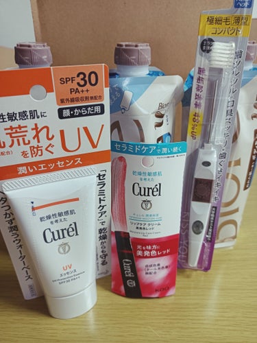 【LIPS購入品紹介】

1.キュレル 　UVカット UVエッセンス

リピート品。紫外線吸収剤不使用&酸化チタンの日焼け止めが欲しくて今まで無印良品のものを使っていたけれど、ぜんぜん違う。突っ張り感や白浮き、時間変化でのもろもろがなくてびっくりしてます。すごい。ネックな点は少しお高いところ。また、新型バージョンはより高いので旧バージョンのLIPSでの取扱がなくなるのならORBISの日焼け止めに乗り換えようかな…と思ってしまいます。440円差は大きいので……しかし、まだまだ薬局などには取り扱いがあり、近くにORBISの日焼け止めを購入できるお店もないので旧バージョンの購入は続けたいです。

―――――――――――――――――――――
2.キュレル　リップケア クリーム　美発色レッド

3本目(1本目紛失)。唇にやさしいみたいだし発色もとてもしっかりしていたしキラキラがテンション上がるので気に入って使ってます。少しお高いけど、ぜんぜん減らないのでコスパはとてもいいです

―――――――――――――――――――――
3.キスユー　歯ブラシ　薄型コンパクト　ふつう 本体

1年半ほど使用。内蔵電池が切れてしまったので新しい本体を購入しました。正直イオン効果は半信半疑だけど本当にツルツルな磨き心地かつそこまで高くないので使い続けています。ネックな点は歯磨き粉の汚れが溝に溜まりやすいところ……

―――――――――――――――――――――
4.ビオレu　ザ ボディ ぬれた肌に使うボディ乳液 無香料

何本リピートしたかわからないぐらいリピートしてます。LIPSショッピングに金木犀が置かれていたのを忘れていて無香料3本購入したけれど、わかっていたら2本は金木犀になってた。秋冬の寒い頃に温かいの浴室の中で濡れるのが本当にいい。秋冬は入浴剤+これにずっと助けられています。肌が敏感になってるときに少しだけ荒れることもあるけど、普段は問題なし。お値段もリーズナブルかつ無駄なく使えるので、これからも使い続けたいです

#最新日焼け止め事情 の画像 その0