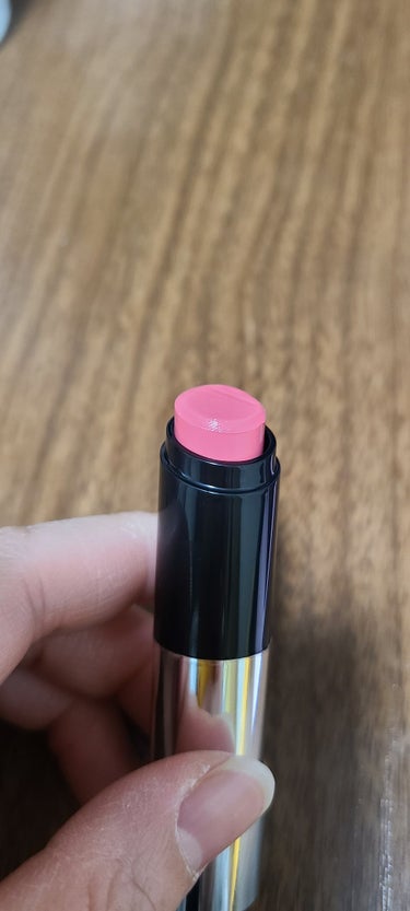 Fujikoの新商品
ノールックリップ♡
キュンなピンクを@コスメの通信販売で購入

ノールックでも塗れるけど、やっぱり鏡見ちゃう(笑)

普段メイク、オフィスメイクにはとても可愛らしいリップ～♡
こんな唇の色してますけど～💋ってあざとリップだと思う！

うるうるしてるけど、ベタベタしてない( *´꒳`*)♡
こんな感じの淡い発色のリップライナーが欲しいなぁ

#Fujiko
#ノールックリップ
#02キュンなピンクの画像 その1