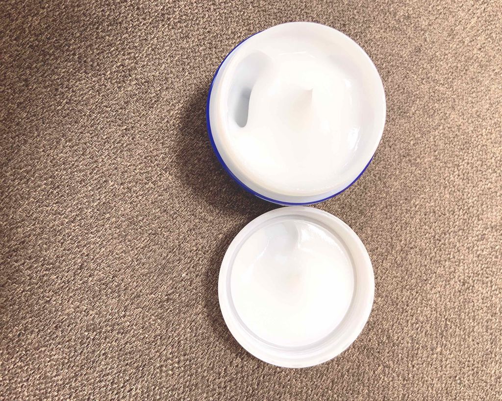 DAISO 薬用美白 オールインワンジェルのクチコミ「RIPSでも人気の
ダイソーホワイトニングジェル✨

思ったより柔らかくて
体温でするーっと溶.....」（1枚目）