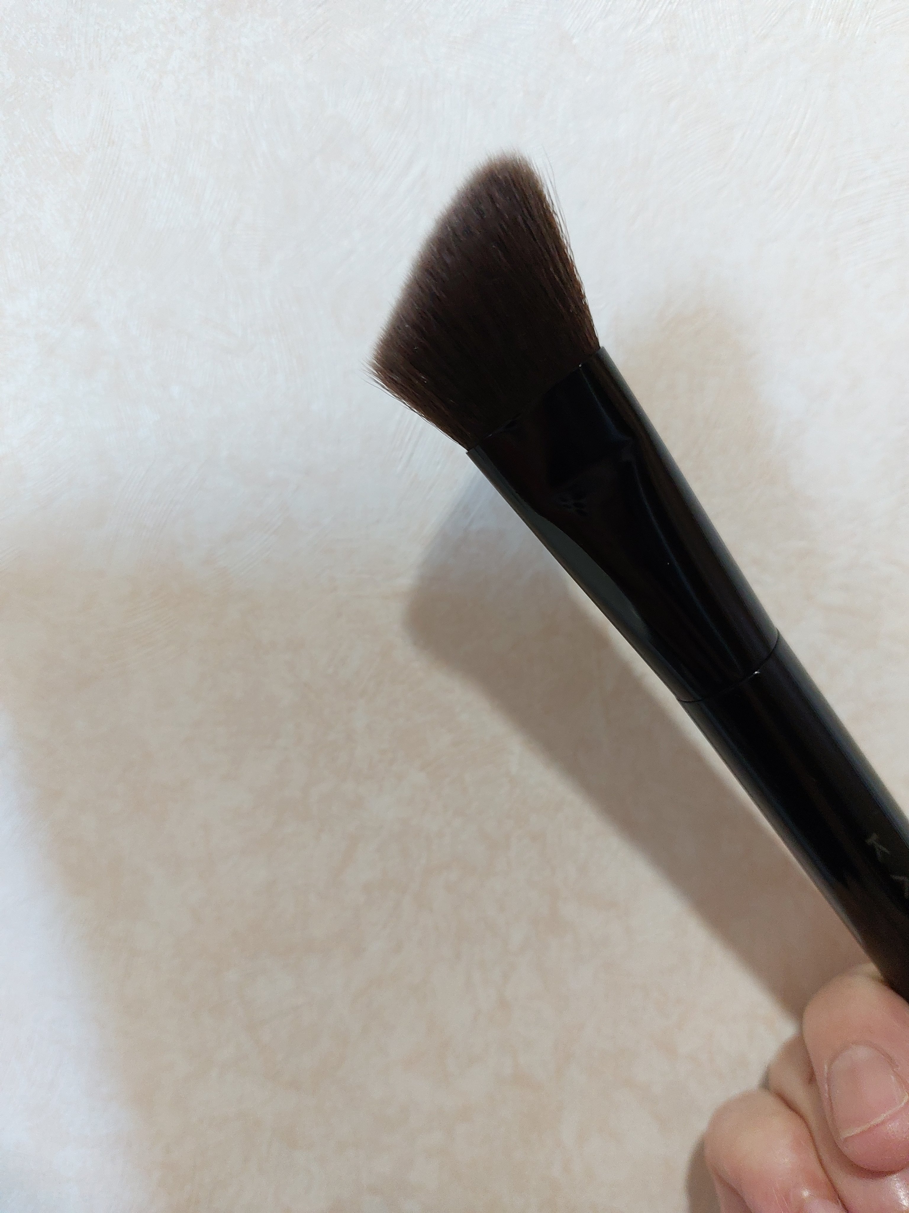 KATE マルチシェーディングブラシのクチコミ「#PR #ケイト

#狙い撃ちシェードブラシ

凹凸にフィットしながら、ピンポイントに影をいれ.....」（2枚目）