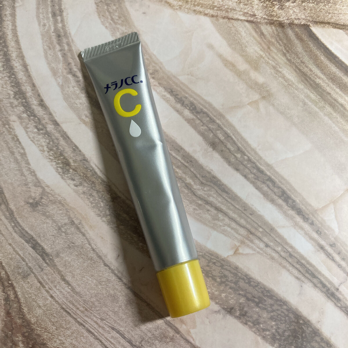 メラノCC
薬用 しみ 集中対策 美容液

SNSで人気が高いから購入。
プレミアムは売り切れだったから
普通の方買ってみました。

パッケージが可愛くない(笑)
出す時結構力がいるから
使いにくいな〜っていう印象。

美容液はサラッと寄り