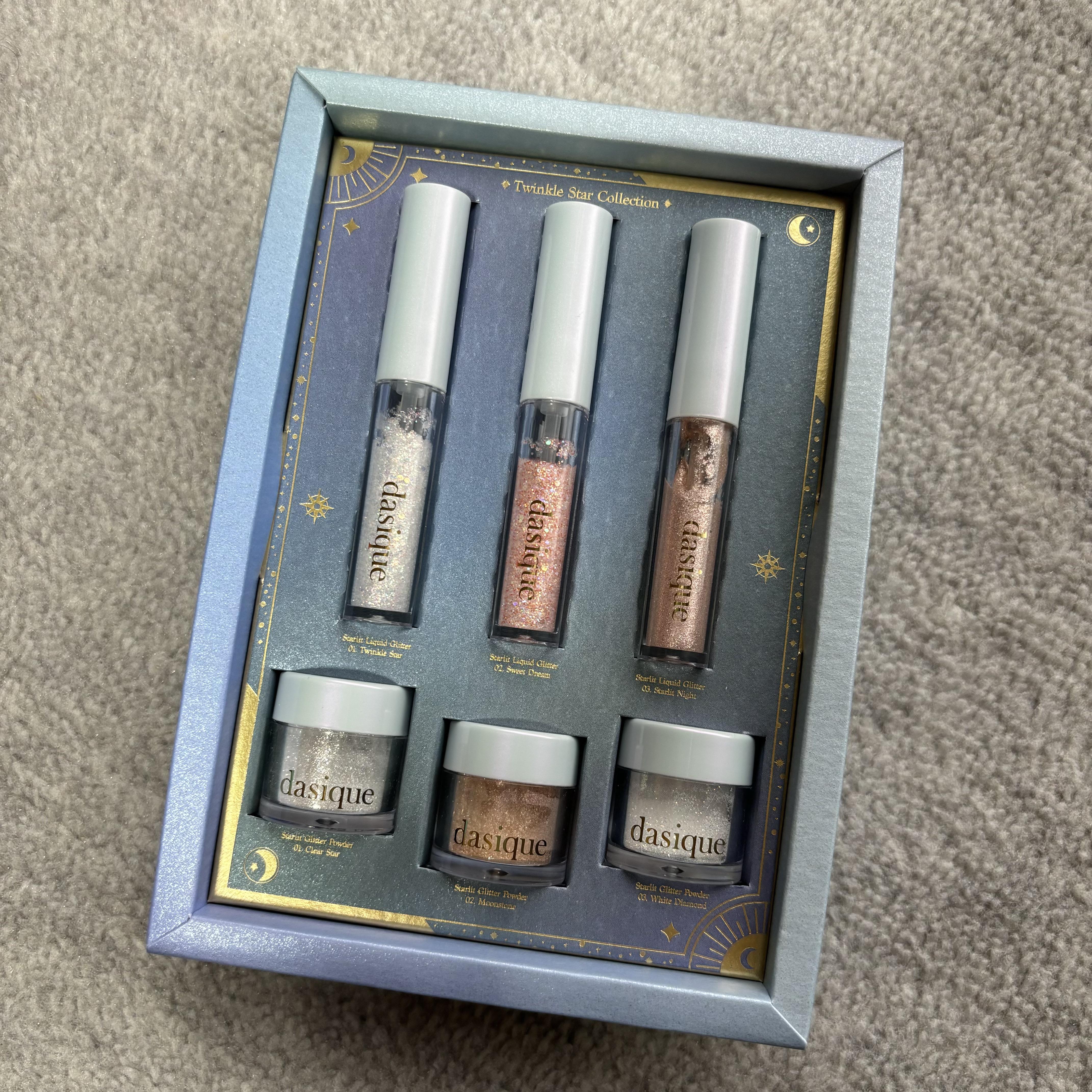 12月使用頻度が高かったコスメ 3

dasique
トゥインクルスターコレクション
2021 ホリデーコレクション(限定)

リキッドグリッターとパウダーグリッターがそれぞれ
3種、計6種が入った豪華セット💕
まずBOXの見た目が綺麗で