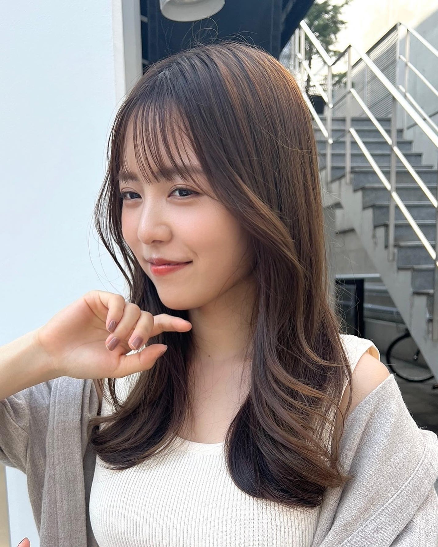 HARUNA on LIPS 「風になびく✨レイヤースタイル🫶.ぷつっとした前髪がおしゃれ🧡...」(3枚目)