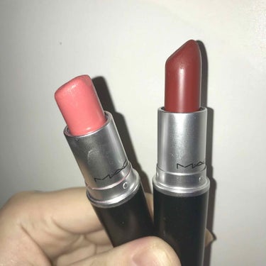 M・A・C リップスティック💄。

MACのリップスティックは全部で150色以上あるのですが私は今はこの2色使ってます。
とにかく発色が良い！。見たままの色が唇に乗ります♥️。

クロスワイヤーズ【クリ