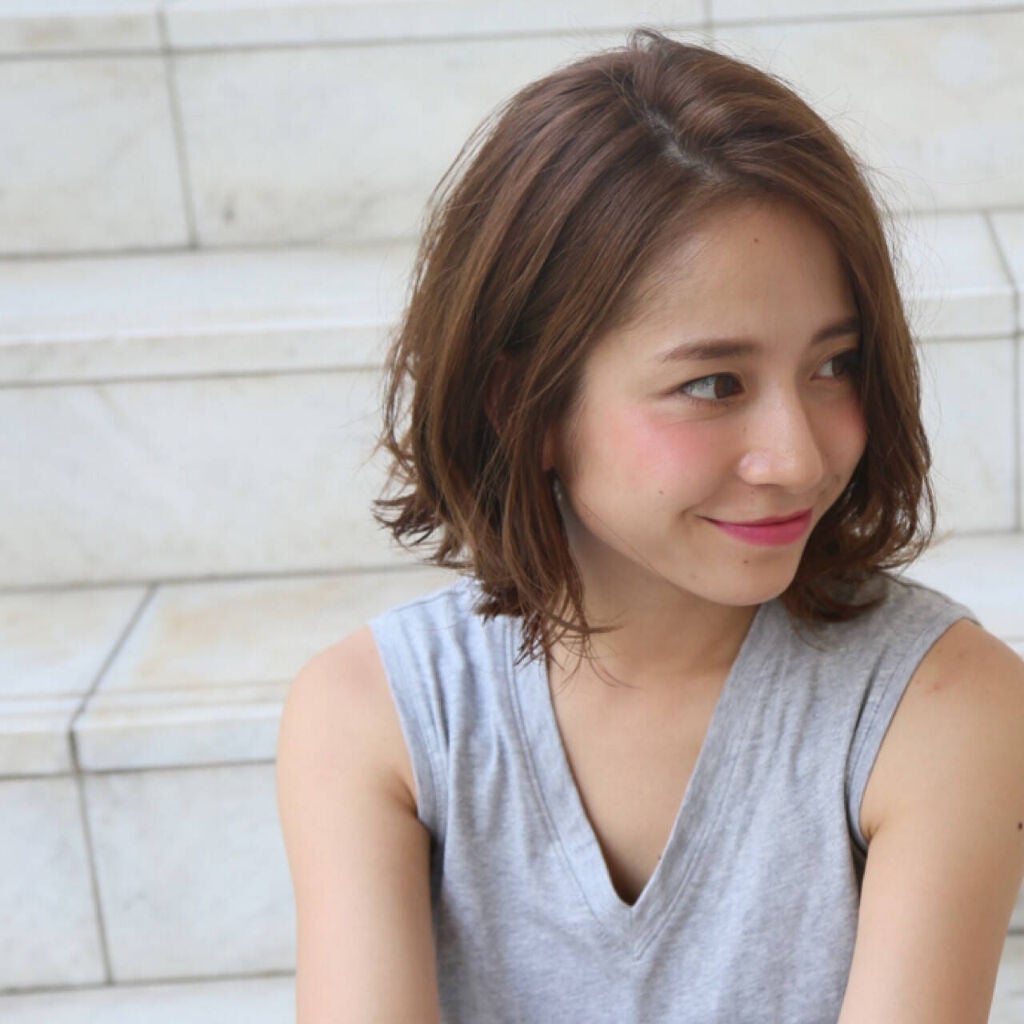 髪の分け目を変える方法|似合う分け目の作り方&ぱっかり割れをなくす乾かし方まで徹底解説!のサムネイル