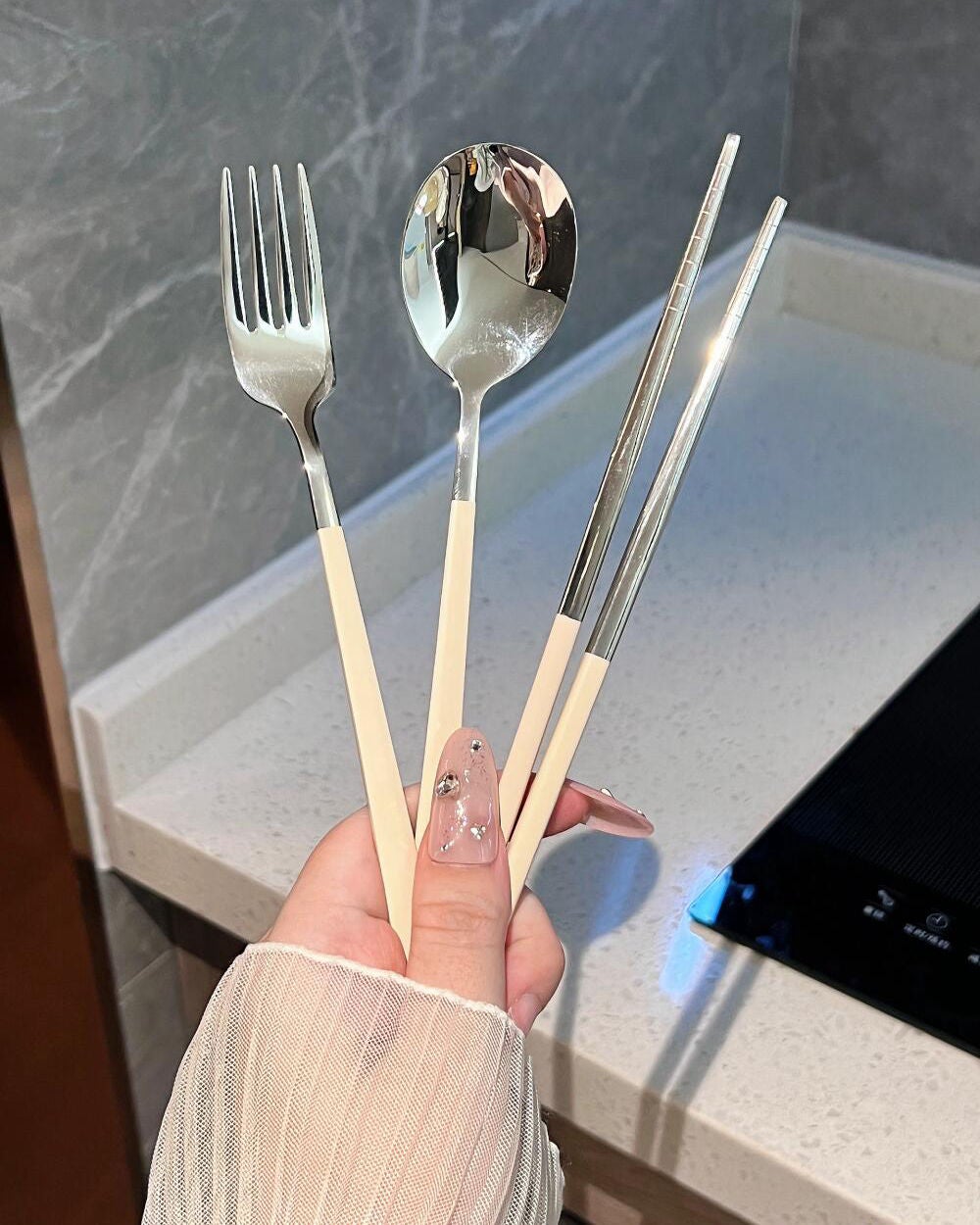 伊藤 ミオ on LIPS 「(第9弾)新居への引っ越し後100個目の宅配便:妖精専用の食器..」(3枚目)