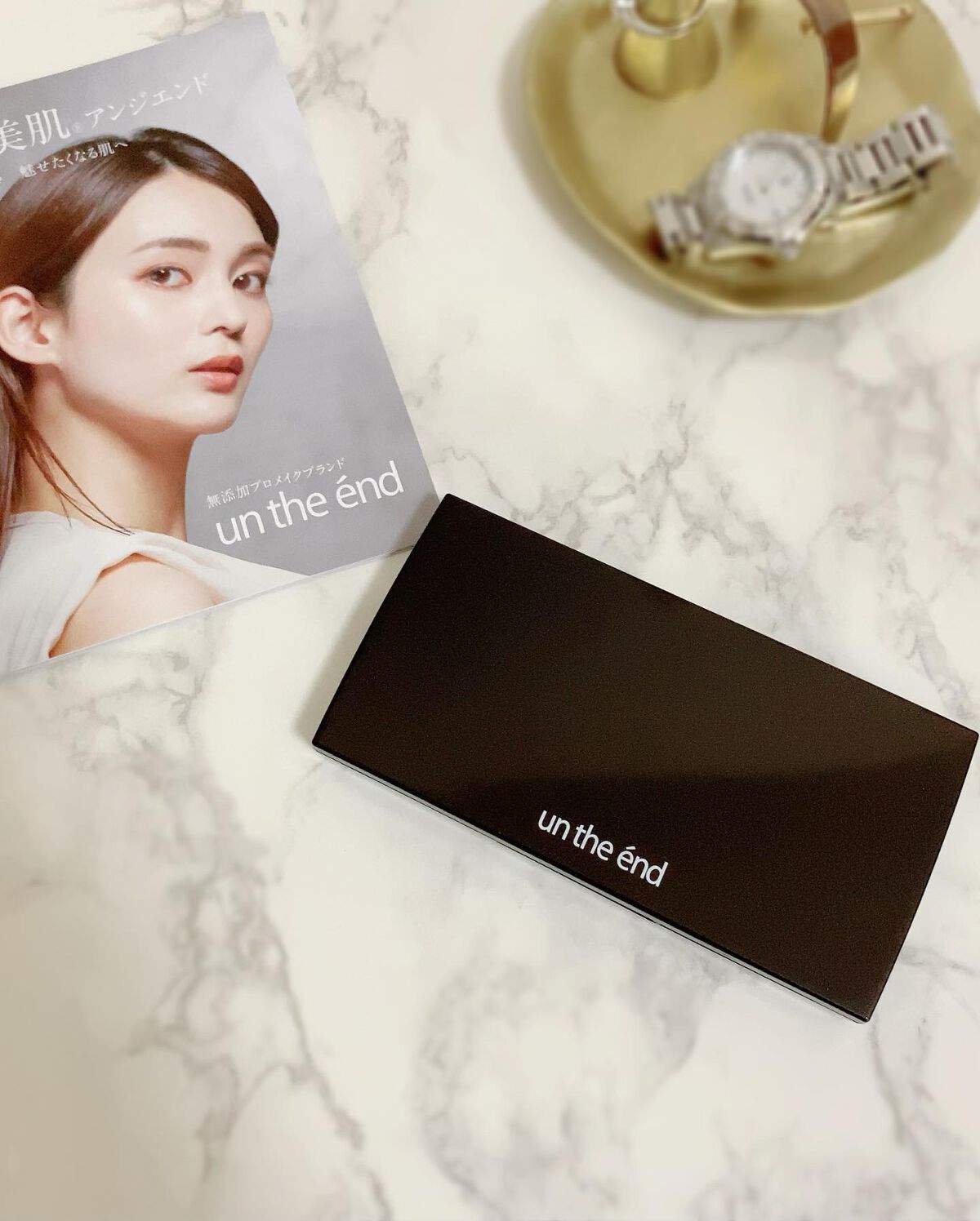 ファンデ塗りたて肌をキープしてくれる、アンジエンドのステージパウダー🖤

微粒子パウダーが肌にピタッと密着してくれるから、汗をかいてもいつもより崩れにくくてすごく助かる保湿ミネラルファンデ🌟

軽いつけ心地なのに、シミや毛穴もちゃんとカ