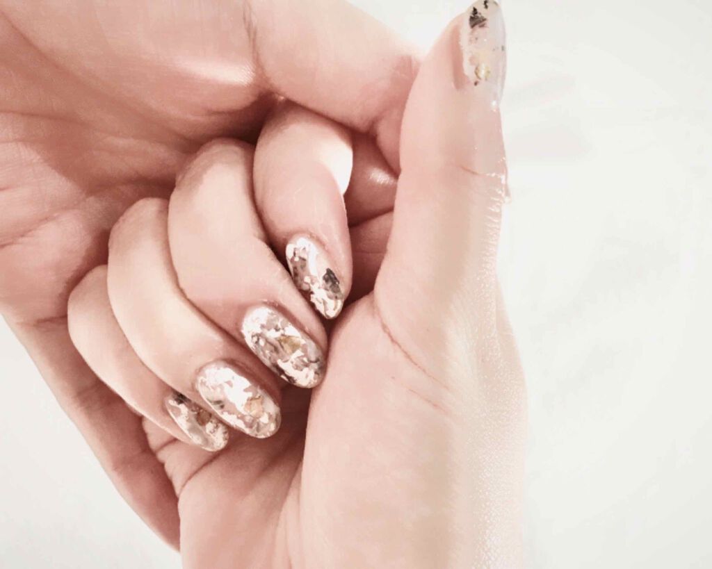 たまのメイク on LIPS 「塗らないネイルホイルをペタペタしてつくるネイル。厚みがあるのが..」(1枚目)