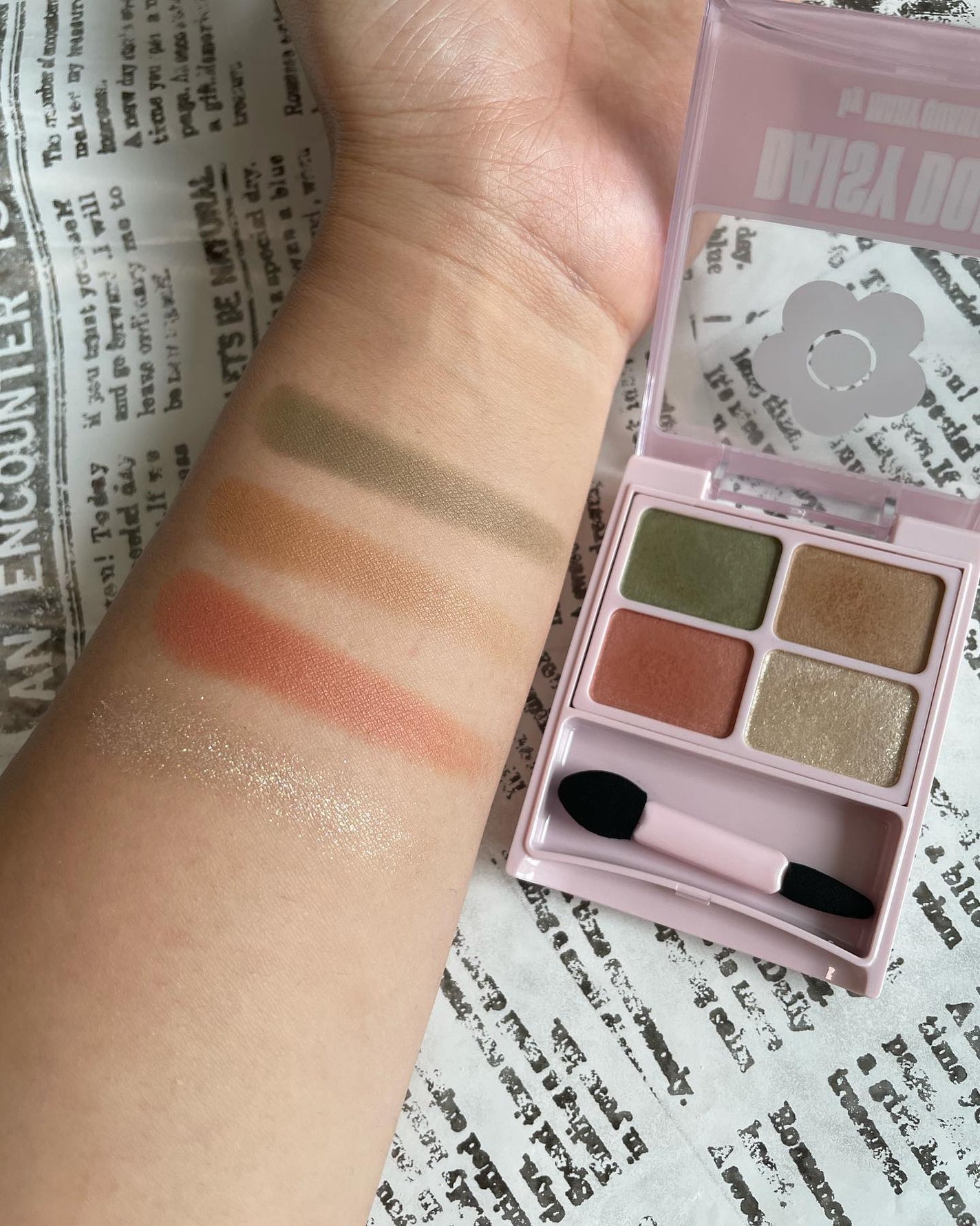 デイジードール アイカラー パレット/DAISY DOLL by MARY QUANT/アイシャドウパレットを使ったクチコミ(2枚目)