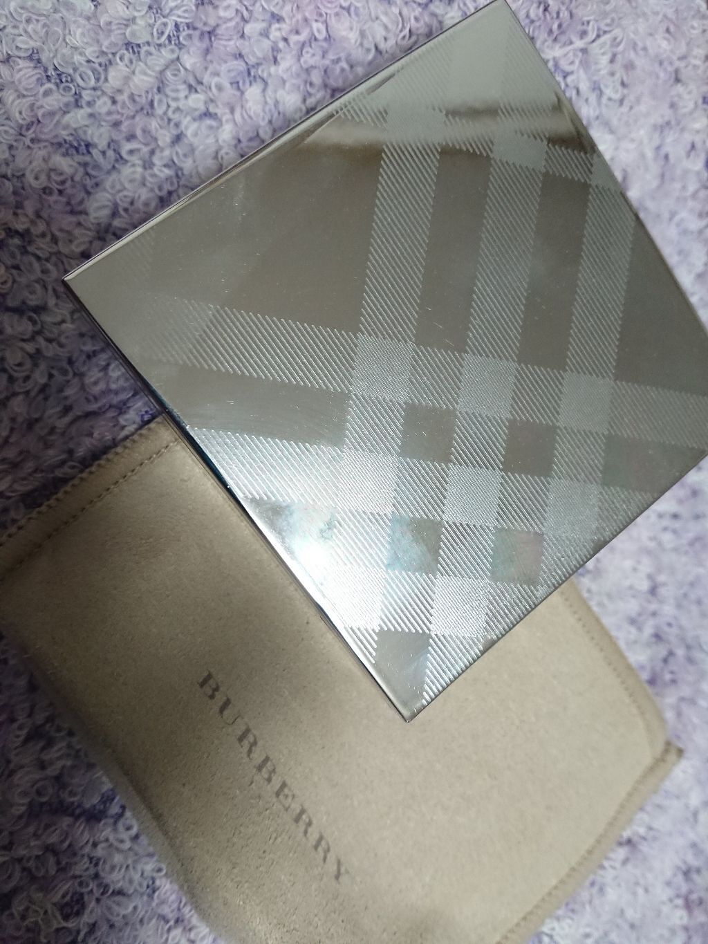 Burberry Beauty ブライトグロウ コンパクトのクチコミ「軽いつけ心地で、しっかりしっとり。
厚塗り感がないです。
ちょっと分かりにくいかもですが、
３.....」（1枚目）