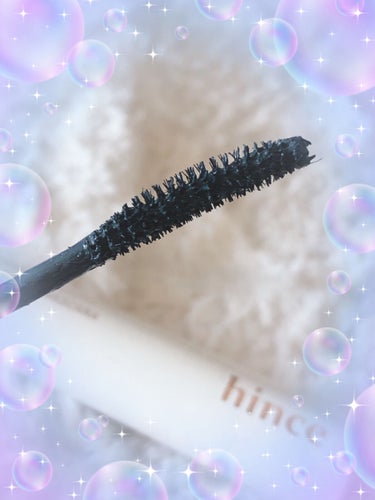 💙hince NEWAMBIENCEZANNE COLOR MASCARA💙

          ♬*゜*•.¸¸✿ ♬*゜*•.¸¸♪*•.¸¸✿ ♬*♬*゜*•.¸¸✿

           カラーマスカラにハマってます(*´꒳`*)♡♥️

        ネイビーのマスカラブルベ夏さんにおすすめです！


    ⭐️hince NEW AMBIENCE COLOR MASCARA 
                                                    G003 UNDEFINED⭐️
      
         
           ♬*゜*•.¸¸✿ ♬*゜*•.¸¸♪*•.¸¸✿ ♬*♬*゜*•.¸¸✿

            ❤️NEW AMBIENCE COLLECTION❤️


新しく吹きつける変化の風

平凡さから抜け出すアイラインメイクアップと

新鮮で感覚的なカラーのミックス＆マッチで

あなたに潜在する新しい雰囲気と出会いましょう。

❤️SLIM CURVED BRUSH❤️

短いまつ毛の内側まで 細かく仕上げる スリムカーブブラシ

❤️BUILDABLE SETTING TECHNOLOGY❤️

揮発性オイルにボリューム セッティングワックスが 均等に分散しているため 塗り重ねても薄くて 均一なつけ心地

❤️MULTIPROOF COMPLEX TECHNOLOGY❤️

耐水性に優れた滲みのないマルチプルーフテクスチャー

❤️TIP❤️

まつ毛の外側も一緒にとかすと より豊かでボリュームのある カラーリングの演出が可能です。

💙03 UNDEFINED アンディファインド💙
繊細な青緑が加わったディープブルーカラーが 一層深みのあるムードを演出します🥰

         ♬*゜*•.¸¸✿ ♬*゜*•.¸¸♪*•.¸¸✿ ♬*♬*゜*•.¸¸✿

     ヒンスのマスカラ気になってたので欲しかったネイビー
     を購入♡ ブラシが細く真っ直ぐタイプで私はカーブが
     あるブラシより塗りやすいので好き(๑♡∀♡๑)
     さすがヒンス👏😊💕 上品な上向きまつ毛に仕上がっ
     てカラーマスカラだけど派手になりすぎない繊細なまつ毛   
     に完成します🥰
     特にブルベさんはブラックマスカラよりブラウンやネイビ   
     ー、ボルドー系を選んだ方が目元がハッキリ優しい印象に
    なります🍀*゜
    ブラックだとお化粧感が増すのでわたしはブラック使う
    より最近はネイビーを選ぶようにしています🎶
    ブラックみたいに目ヂカラはちゃんとでるので◎︎👍🏻 ̖́-
    ヒンスのマスカラはカールキープもちゃんとあり、繊細で
    綺麗なまつ毛になるのでおすすめ😍
    滲みにくいのでパンダ🐼🐾にならないよ(* 'ᵕ' )☆
    メガ割期間ならお得に買えるのでぜひチェック✓﻿...して
    みてください⸜(๑⃙⃘'ᗜ'๑⃙⃘)⸝ 他にもカラバリ豊富にありました。


#hince
#ニューアンビエンスカラーマスカラ
#G003アンディファインド
#ヒンス
#カラーマスカラ 

     の画像 その1