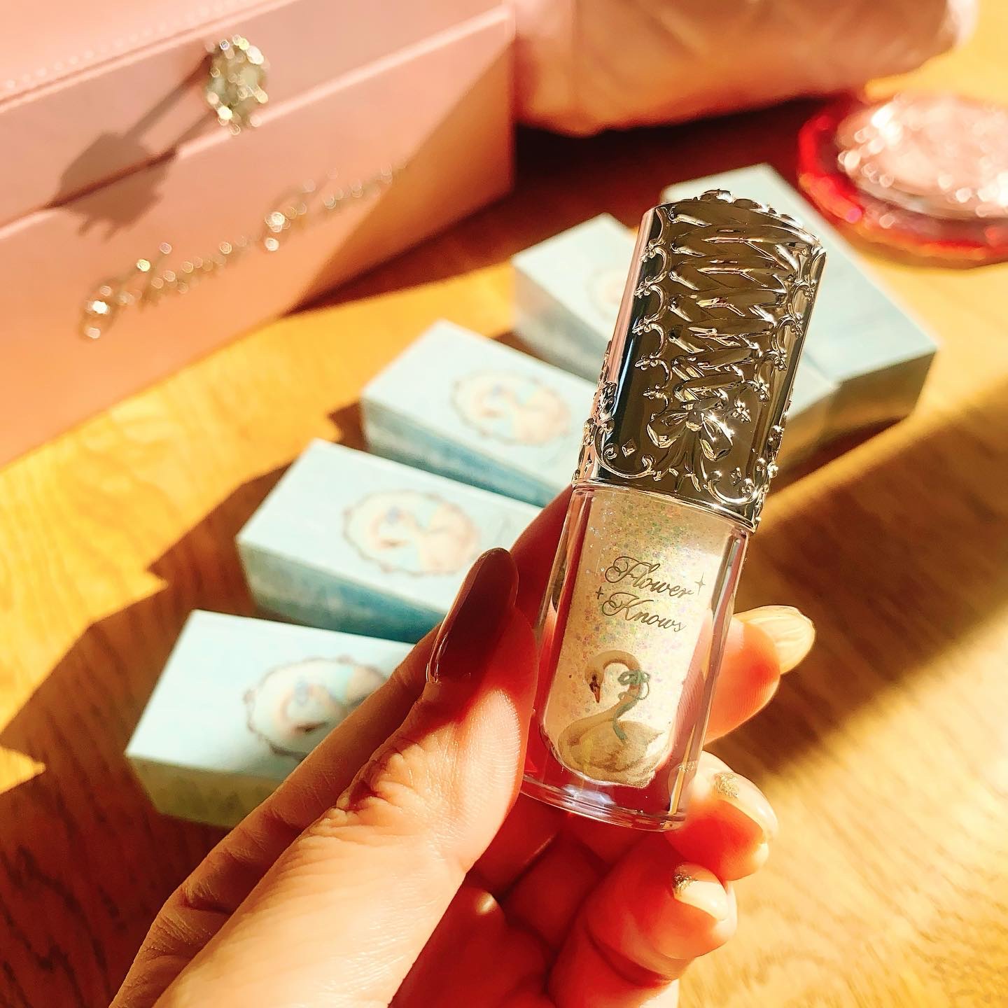 フラワーノーズ スワンバレエシリーズ リキッドアイシャドウ/FlowerKnows/リキッドアイシャドウを使ったクチコミ（1枚目）