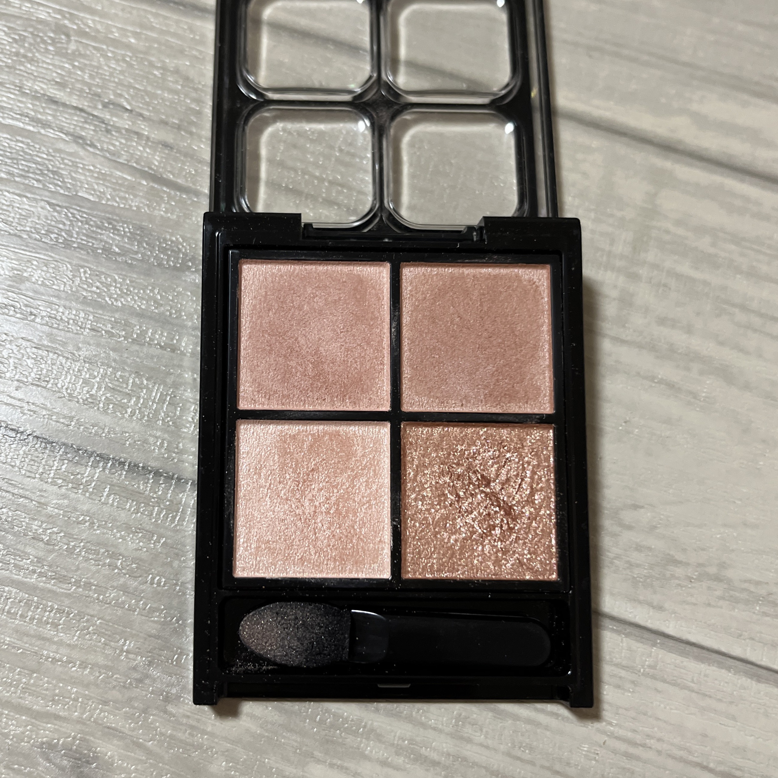  
【使った商品】

　✔︎KATE  ポッピングシルエットシャドウ
      OR-1 アプリコットポップ


【色味】
　ほんの少しくすんだピンク,オレンジベージュ系
　淡い色味でイエベ春さんに特にオススメ


【ラメorマット】

