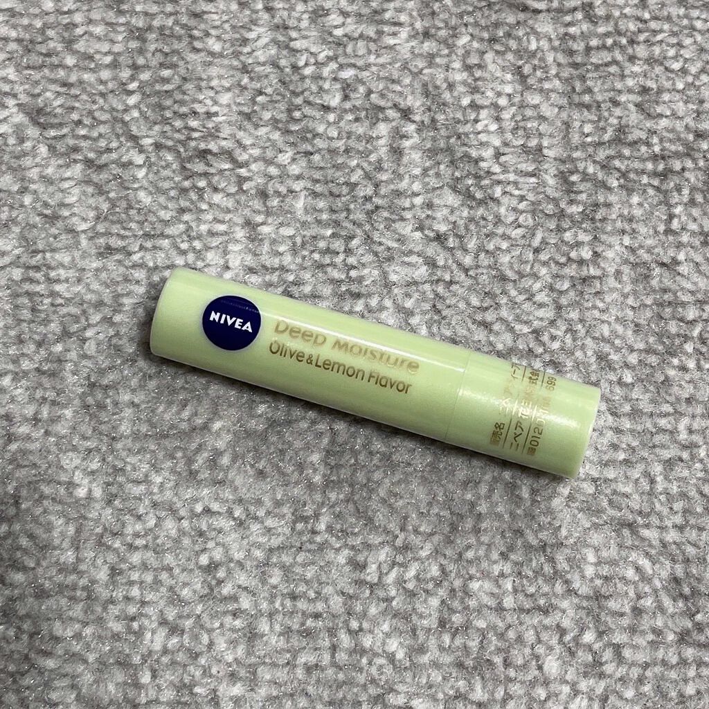 ニベア
ディープモイスチャーリップ (オリーブ&レモン)
内容量：2.2g

前回投稿したメンソレータムのメルティクリーム
リップ同様、こちらも大人気で有名なリップ
クリームです！

全4種
無香料
はちみつ
オリーブ&レモン
バニラ&マカ