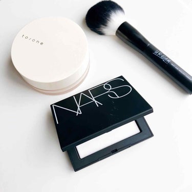 NARS
ライトリフレクティングセッティングパウダー プレストN

🌼表面はサラッとさせてマスクにつかない
🌼乾燥せず ツヤも消さない
🌼ナチュラルな仕上がり
🌼毛穴をぼかしてくれる
な