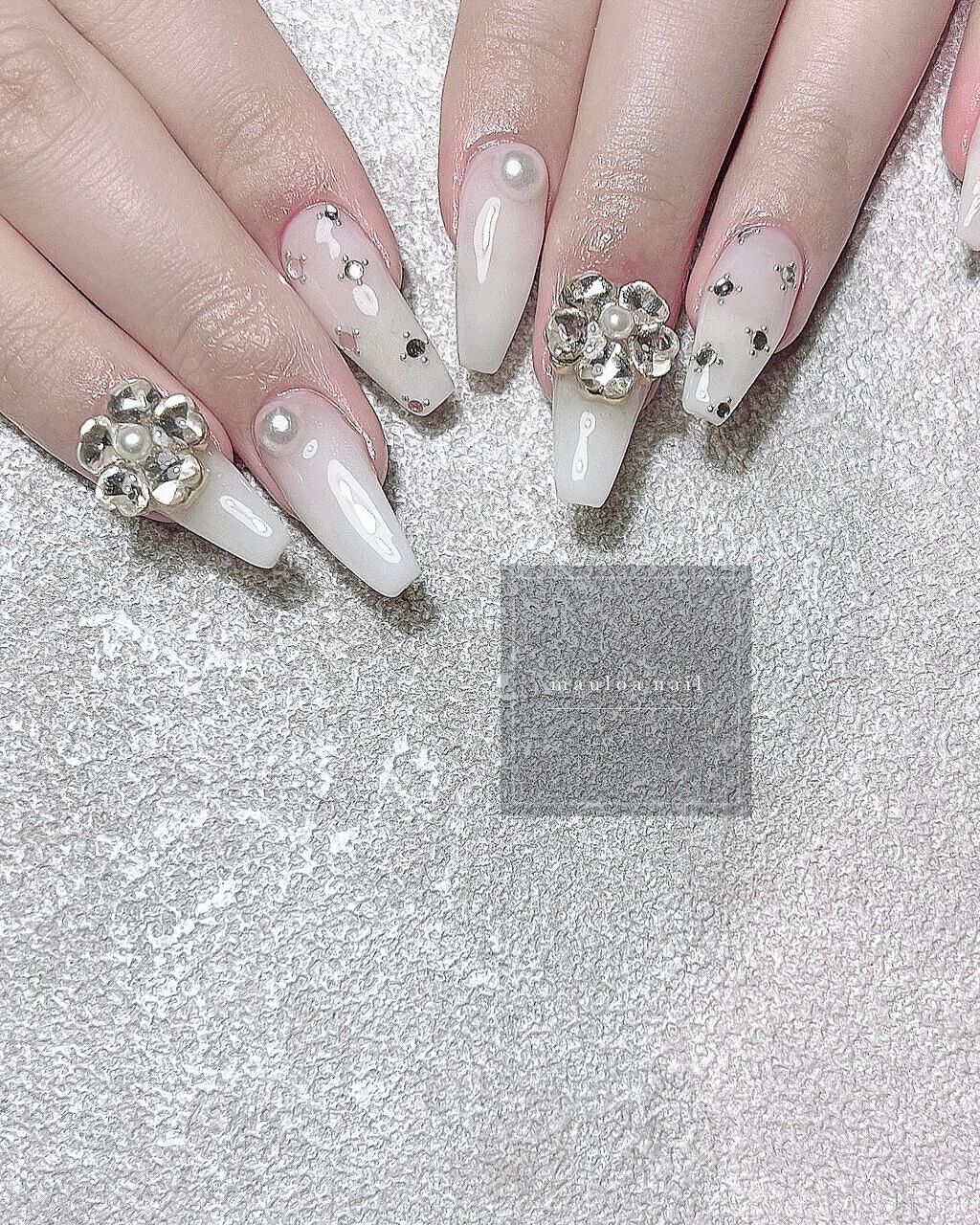 #ネイル,#雪の結晶ネイル,#秋ネイル,#アートネイル,#冬ネイル,#スワロネイル,#ニュアンスネイル,#くすみカラーネイル,#サマーネイル,#ミラーネイル,#綺麗めネイル,#セルフネイル,#パールネイル,#白グラデネイル,#ホワイトネイル,#シンプルネイル,#シルバーネイル,#スノーネイルのネイルデザイン