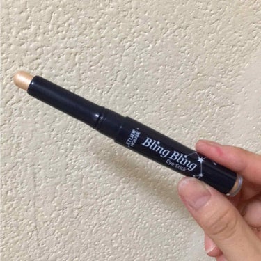 エチュードハウス bling bling eye stick です！

この色は涙袋に使ってます🦄
スティックになっていて1度塗りでも十分です💖
2枚目の画像は2度塗りしています
(見にくくてごめんなさ