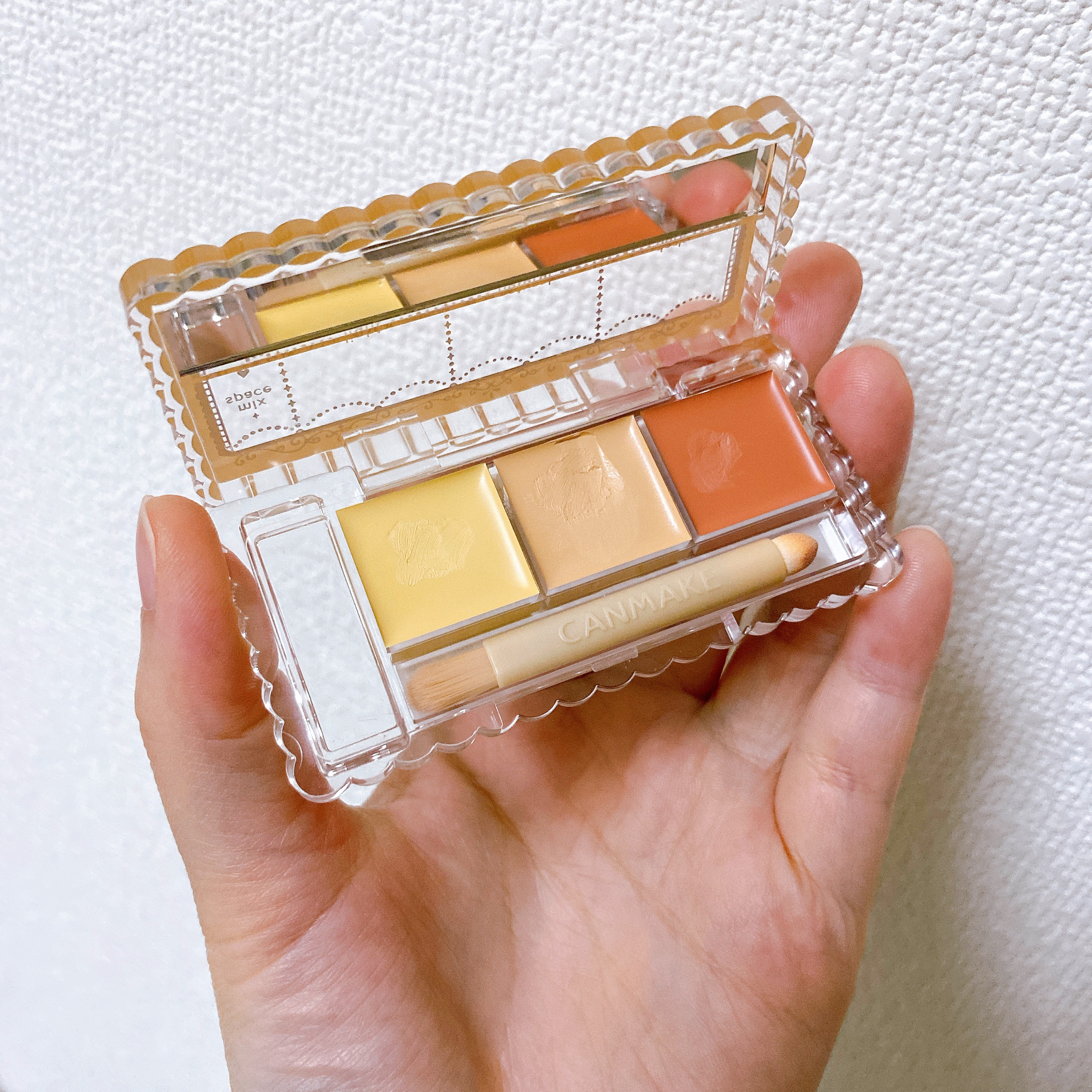 密着度がすごい👏

リキッドタイプの一色コンシーラーを愛用していましたが、パレットタイプだとシミをさらに色で押さえ込むことができた！

目の下の茶クマには黄色
シミには赤を仕込んでからベージュを◎

多色パレット初心者さんには
手に取りや