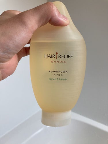 HAIR RECIPE和の実 ふわふわ シャンプー／トリートメント

○シャンプー

若干黄みがかった透明のシャンプーです。やや粘度がありますね。

泡立ちは良好、髪を洗っている最中に、泡がヘタれること