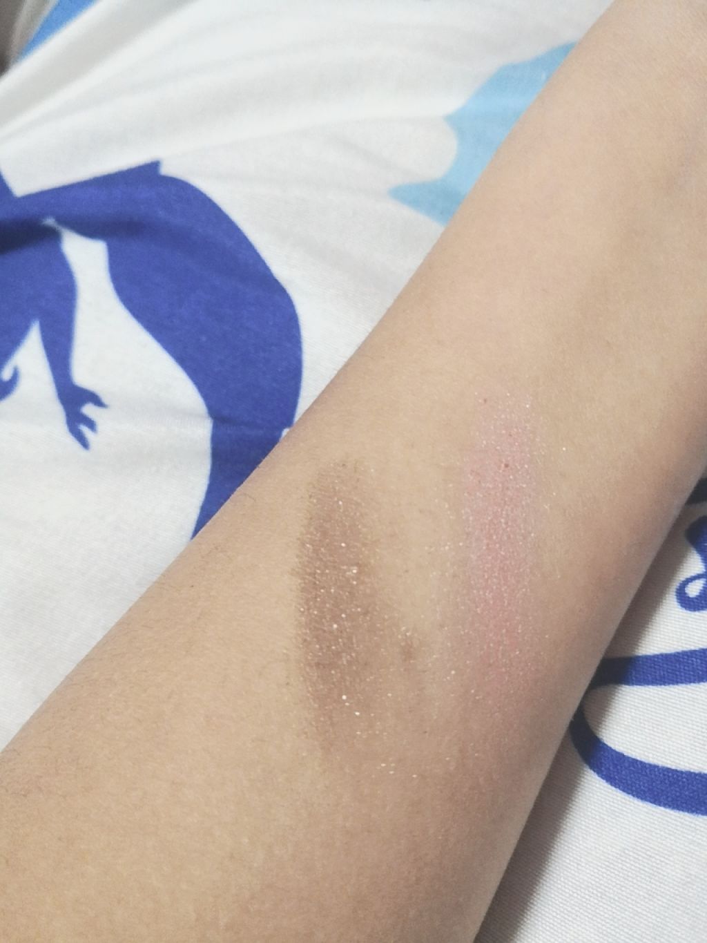 パウダーアイシャドウ ブルーミングキティ/DAISO/アイシャドウパレットを使ったクチコミ（2枚目）