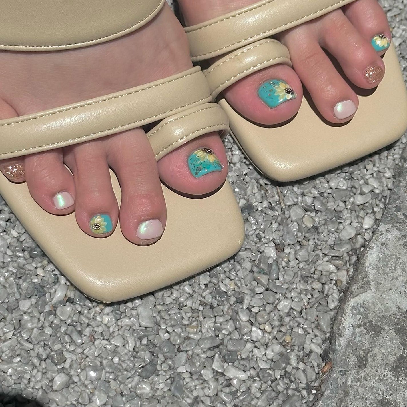 kanna on LIPS 「・・・𝕊𝕦𝕟𝕗𝕝𝕠𝕨𝕖𝕣🌻🌼💛おまかせひまわりフット🦶🌻✨日光..」(1枚目)