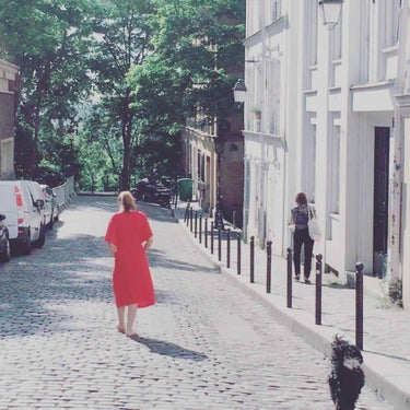 みづぽん on LIPS 「パリのモンマルトル寺院周り。赤いドレスが素敵。#画像#雑談#P..」（1枚目）