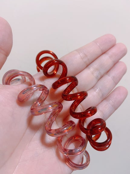 ハル on LIPS 「セリアにて購入しました。くるくるでオーロラがかわいいヘアゴム!..」(1枚目)