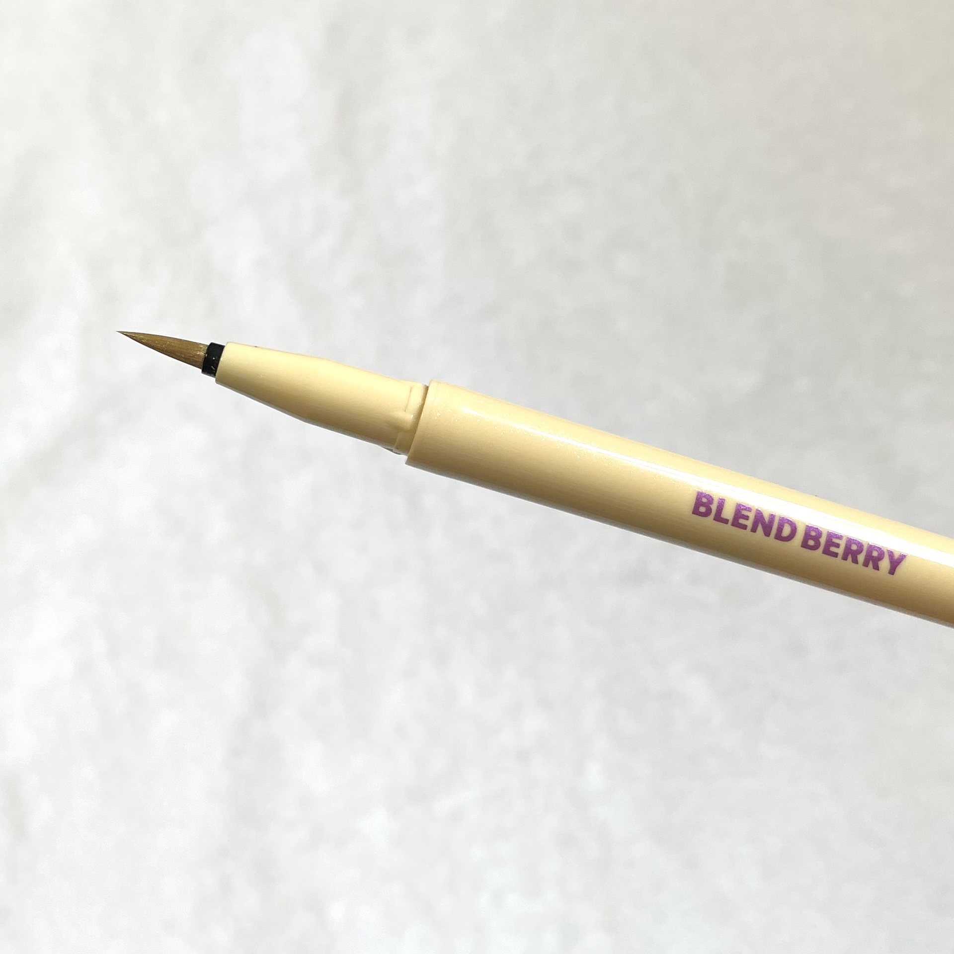 BLEND BERRY プレイフル リキッドアイライナーのクチコミ「夏メイクにぴったりな
ゴールド系アイライナー♡
⁡
◇  BLEND BERRY ◇
 ▶︎ .....」（3枚目）