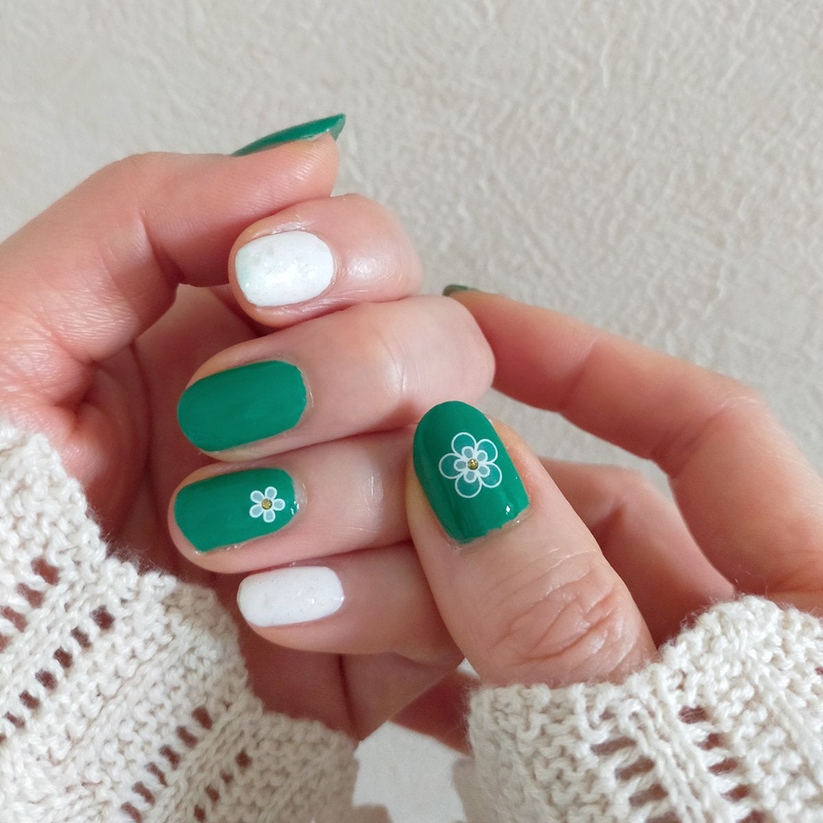 あちゃみん on LIPS 「新緑ネイル🌿私の推し色グリーンとホワイトの爽やかな組合せで、新..」(5枚目)