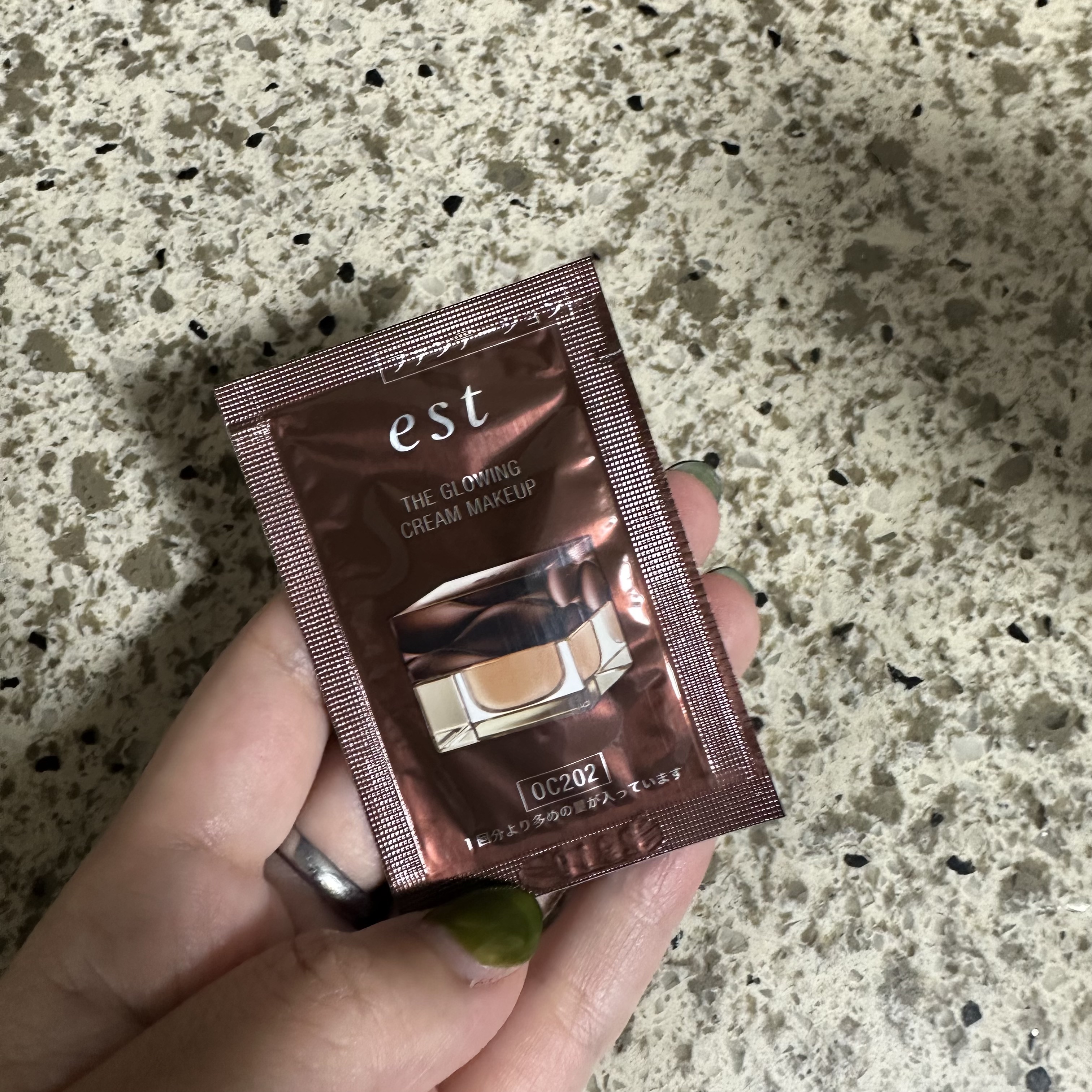 est ザ グローイング クリームメークアップのクチコミ「ツヤはすごい！
今どきの仕上がりになります。
が…カバー力はまるでない涙
頬のシミが隠さず、、.....」（1枚目）