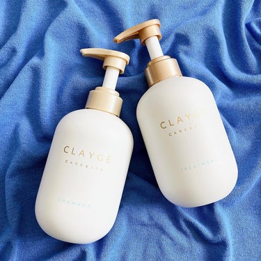 CLAYGE 
シャンプー/トリートメントSR

プロからも高評価の大人気ヘアケアブランド
"CLAYGE"♥️
去年、ブランドイメージをリブランドしてリニューアルしたそう✨
コロンっと可愛らしいフォルムが可愛すぎます…🤤♡

癒しの濃密スパとしても有名なシャンプー🌱
簡単にモコモコと泡立ちます☁️
すぐに洗い流さず、地肌まで泡パックするのがオススメ💓
ミネラルを含んだ2種類のクレイで、地肌や髪の蓄積汚れを吸着除去してくれるそう❄️
メントール(清涼成分)配合なのですが、刺激感がキツすぎないのが嬉しいところ🌸

トリートメントはクリームのような濃厚なテクスチャー💫
髪へのなじみがよかったです🙆🏻‍♀️
しっとりとした使い心地に大満足でした💎

上品なフローラルムスクの香りは、万人ウケ間違いなし🫶🏻

自宅で手軽にヘッドスパ出来るというのが高評価〜💯
週2・3回はヘッドスパしたいなっと思っています🥰
気になった方はぜひお試しください🌈

#CLAYGE#シャンプー#トリートメント#頭皮ケア#ドラッグストア#ヘアケア#おすすめヘアケア#サラサラ髪#美髪ケア#地肌ケア#レビュー#本音レビュー#今月の購入品#購入品紹介の画像 その0