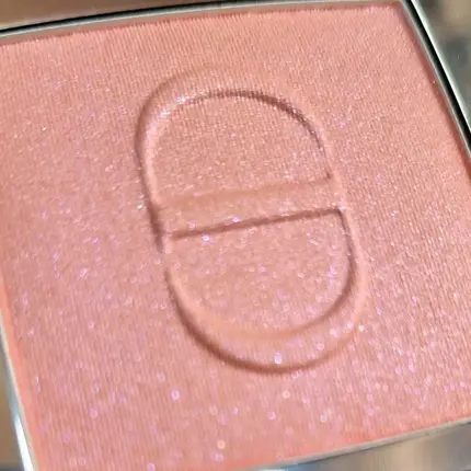 Dior Beauty Lovers on LIPS 「ひと塗りでナチュラルな血色と輝きを頬に与える「ディオールスキン..」(4枚目)