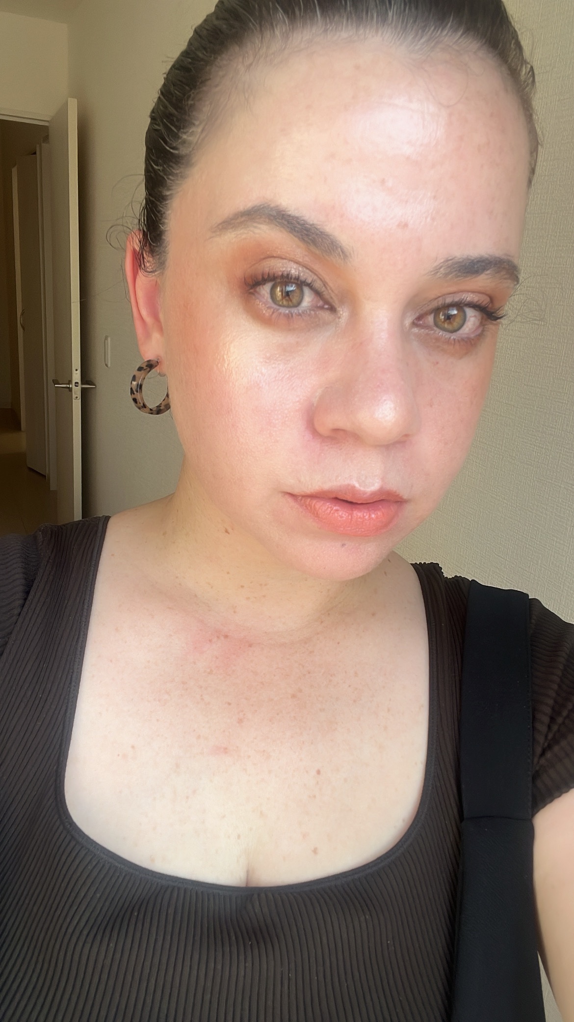 ウォーターグロウコーティングファンデーション/wakemake/リキッドファンデーションを使ったクチコミ（3枚目）