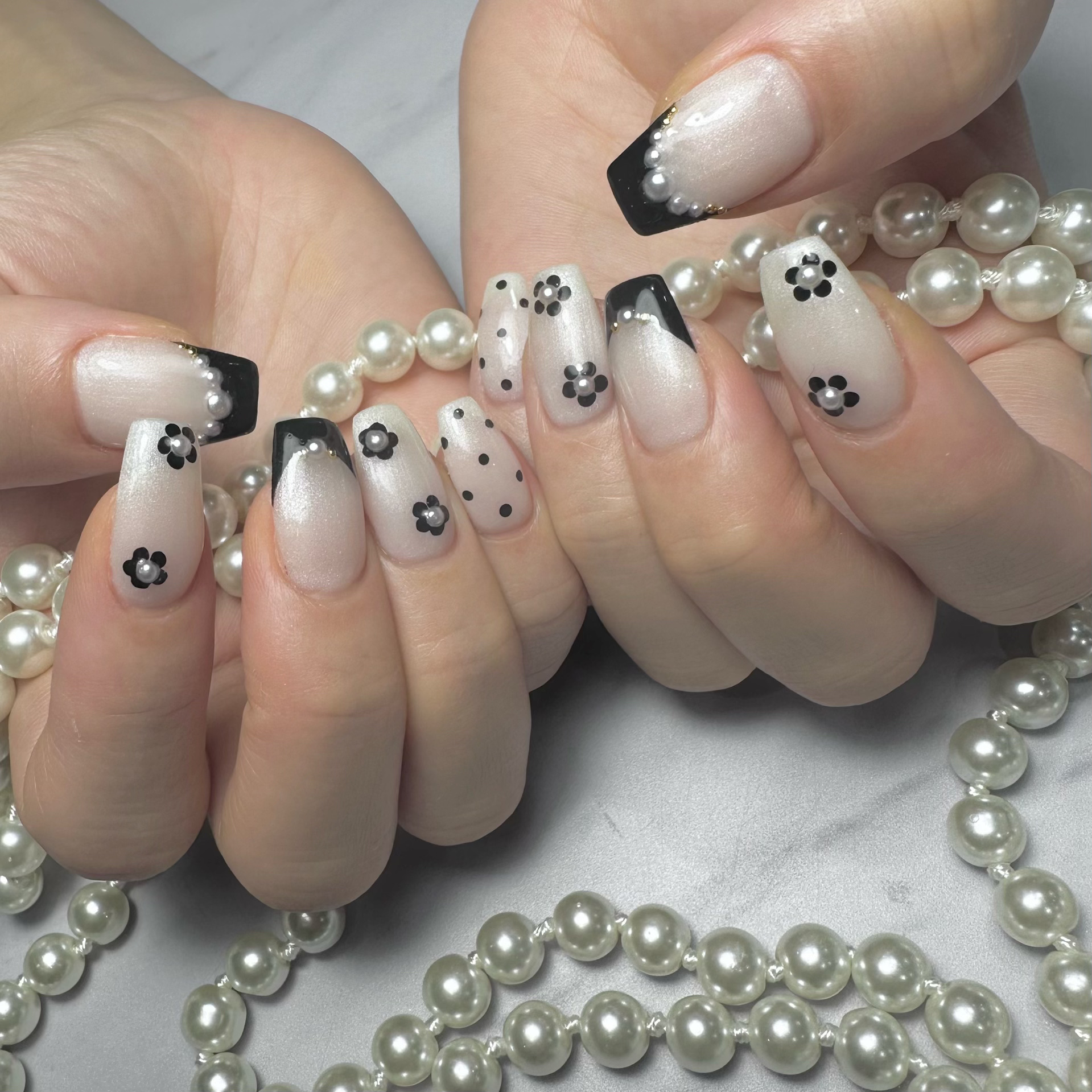 #モノトーンネイル,#フラワーネイル,#韓国ネイルのネイルデザイン