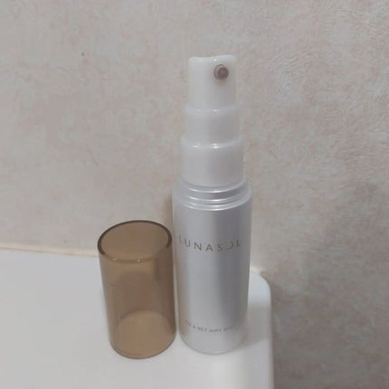 LUNASOL フィックス&セットエアリーミストのクチコミ「細かいミスト。
吹き掛けてから手で押さえます。
べたつかずにさっぱりとした使い心地。
持ち運.....」(2枚目)