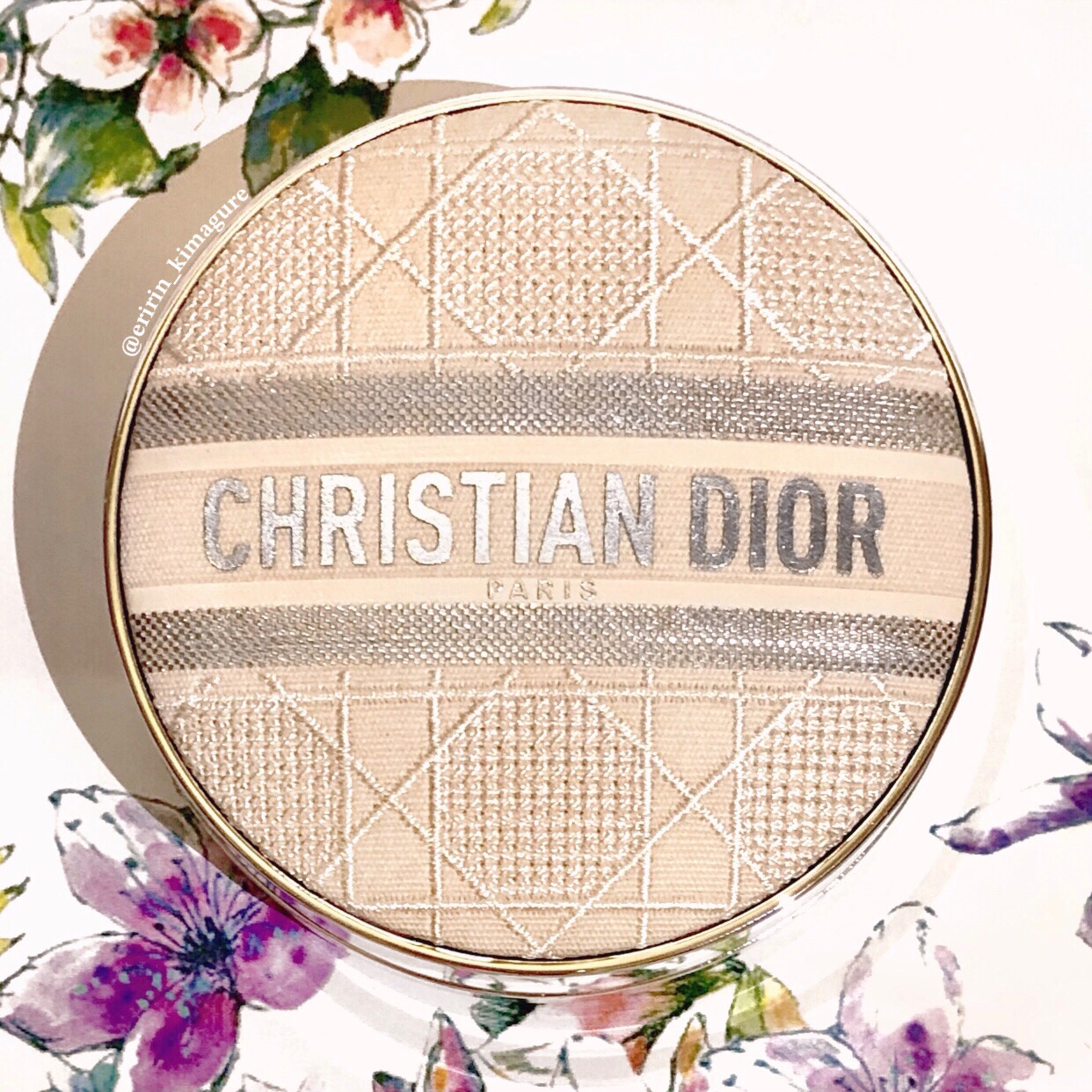 ディオールスキン フォーエヴァー クッション ケース（数量限定品） ベージュ エンブロイダード カナ―ジュ ケース/Dior/その他化粧小物を使ったクチコミ（2枚目）