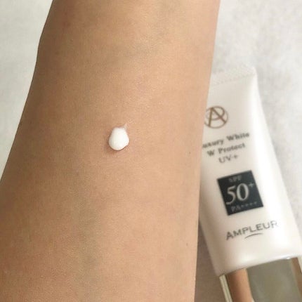 ラグジュアリーホワイト WプロテクトUVプラス/アンプルール/日焼け止めミルクを使ったクチコミ(2枚目)
