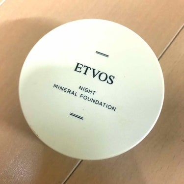 #ETVOS
#ナイトミネラルファンデーション

これは最近ETVOSのトライアルセットを買ったときについてて
使ってみたらめっちゃ良かったので
現品を買いました！！
ずっとラメではなくパール感のあるフェイスパウダーを探してて
やっと見つけたって感じです！

粉は白いんですけど粉っぽさも最初つけると気になるけど時間が経つと肌に馴染んでくれます！
艶肌になりたい方いたらめっちゃオススメです！
そしてなんと言ってもミネラルコスメで肌に優しい✨の画像 その0